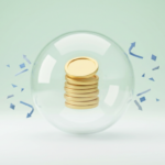 Monedas de oro estilizadas protegidas dentro de una esfera de cristal sobre fondo limpio.