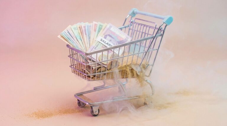 El mínimo subirá 23%, pero podrías no sentirlo si los precios de la calle suben al mismo ritmo. Para el Adulto Presión, esto significa que el alivio en la quincena podría esfumarse en el mercado y los arriendos. ¿Sabes cómo proteger tu bolsillo antes de que la inflación se coma tu aumento? 🇨🇴💰