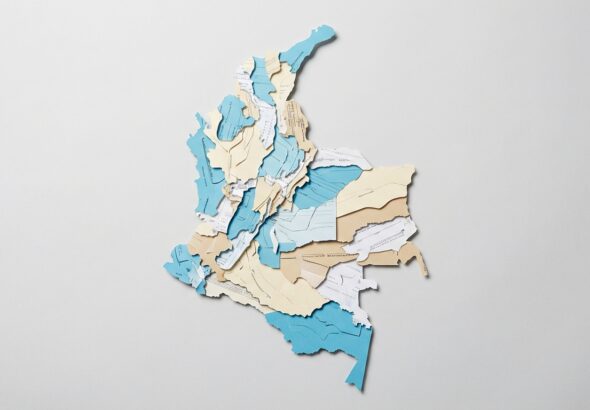 Moverán a 6.5 millones de personas de EPS, y podrías terminar en una entidad con menos recursos. Es como si te obligaran a cambiar de banco a uno que siempre tiene el sistema caído. ¿Está protegido tu acceso a salud o te tocará pagar prepagada por miedo al cambio? 🇨🇴🏥