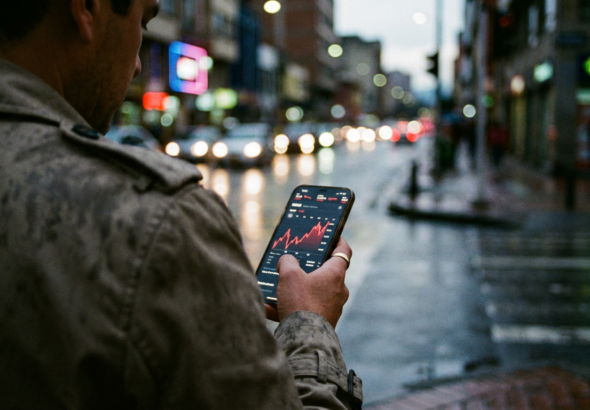 Cuando el mundo entra en tensión, tu bolsillo lo siente primero en el precio del dólar y la gasolina. Es como si una pelea ajena terminara afectando tu mercado mensual. ¿Qué tan protegido está tu presupuesto ante choques que ocurren a miles de kilómetros? 🇨🇴📉