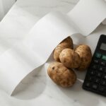 El conflicto en Medio Oriente ya está subiendo el precio de lo que comes, como cuando un gasto inesperado arruina tu quincena. Si el arroz y la papa suben por insumos caros, tu presupuesto familiar sentirá el golpe. ¿Estás listo para ajustar tus gastos fijos ante esta nueva ola de inflación? 📉🇨🇴